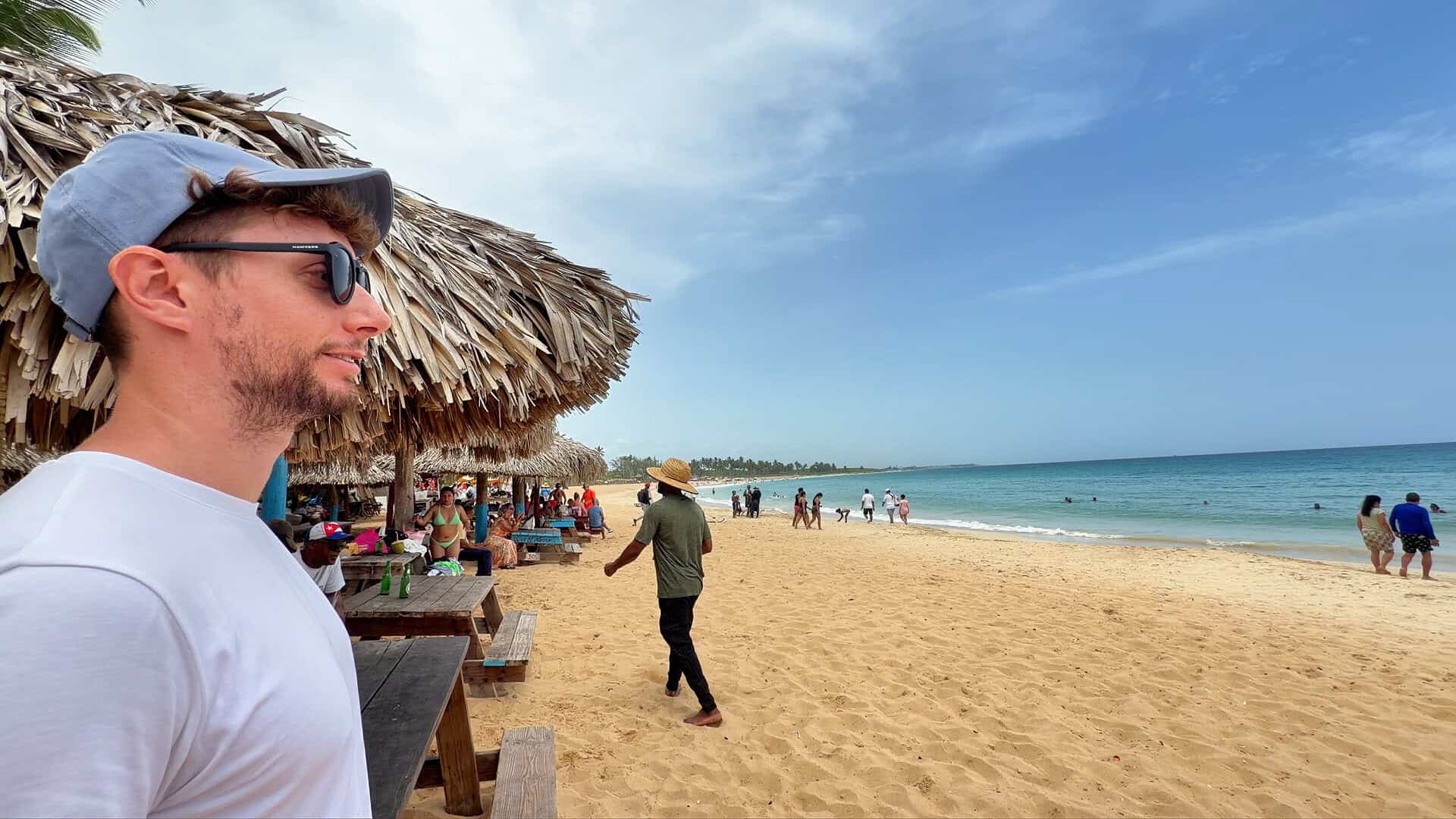 Playa Macao en julio de 2026, con la arena limpia, el agua turquesa y gente local en la orilla