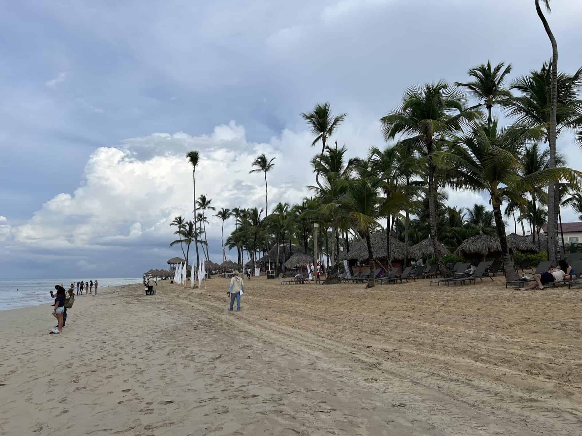 Playa de Uvero Alto, abierta, con palapas y muy poca gente