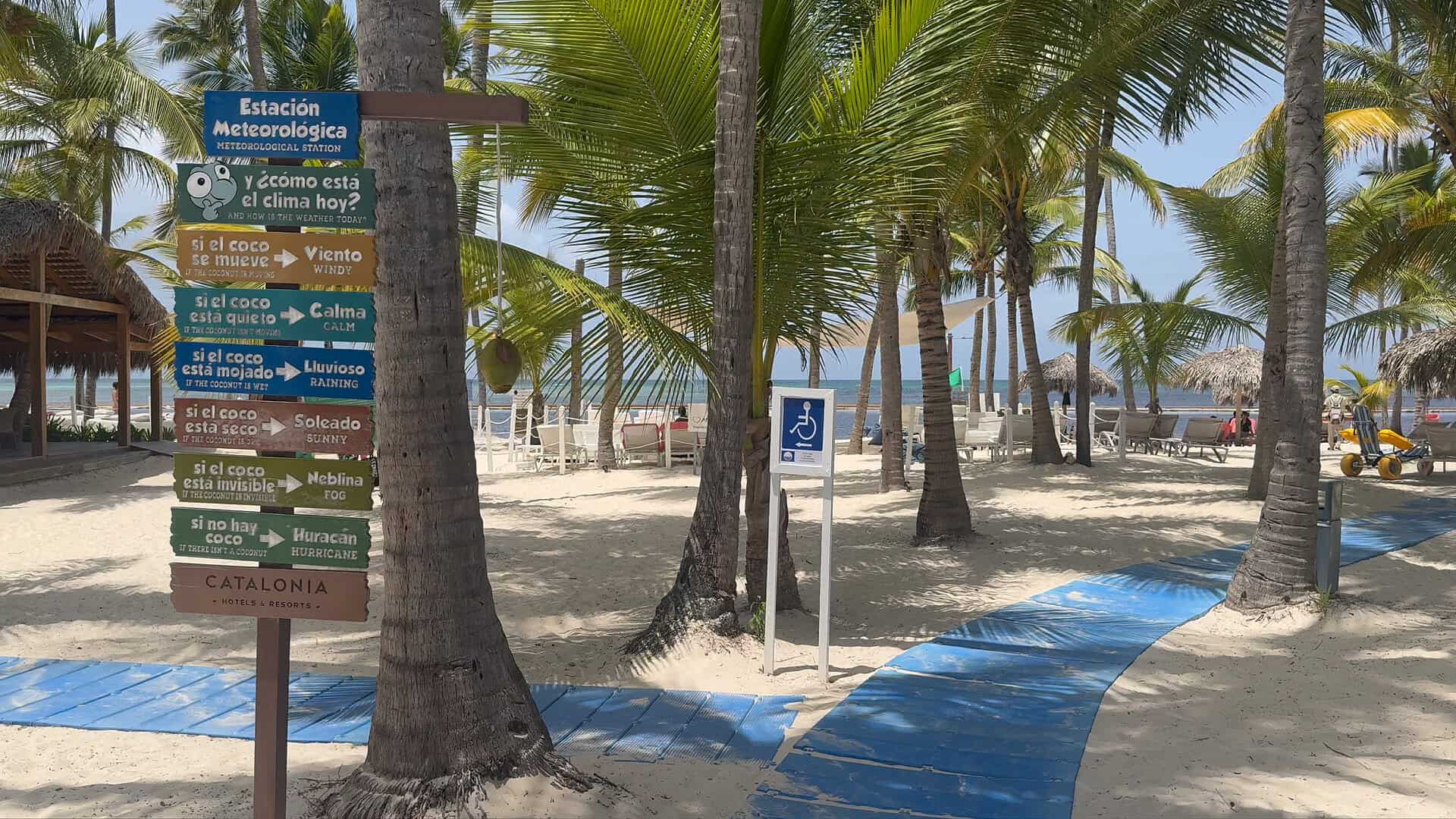 Acceso a la playa del Catalonia, en Cabeza de Toro, con pasarela azul y sombra de palmeras