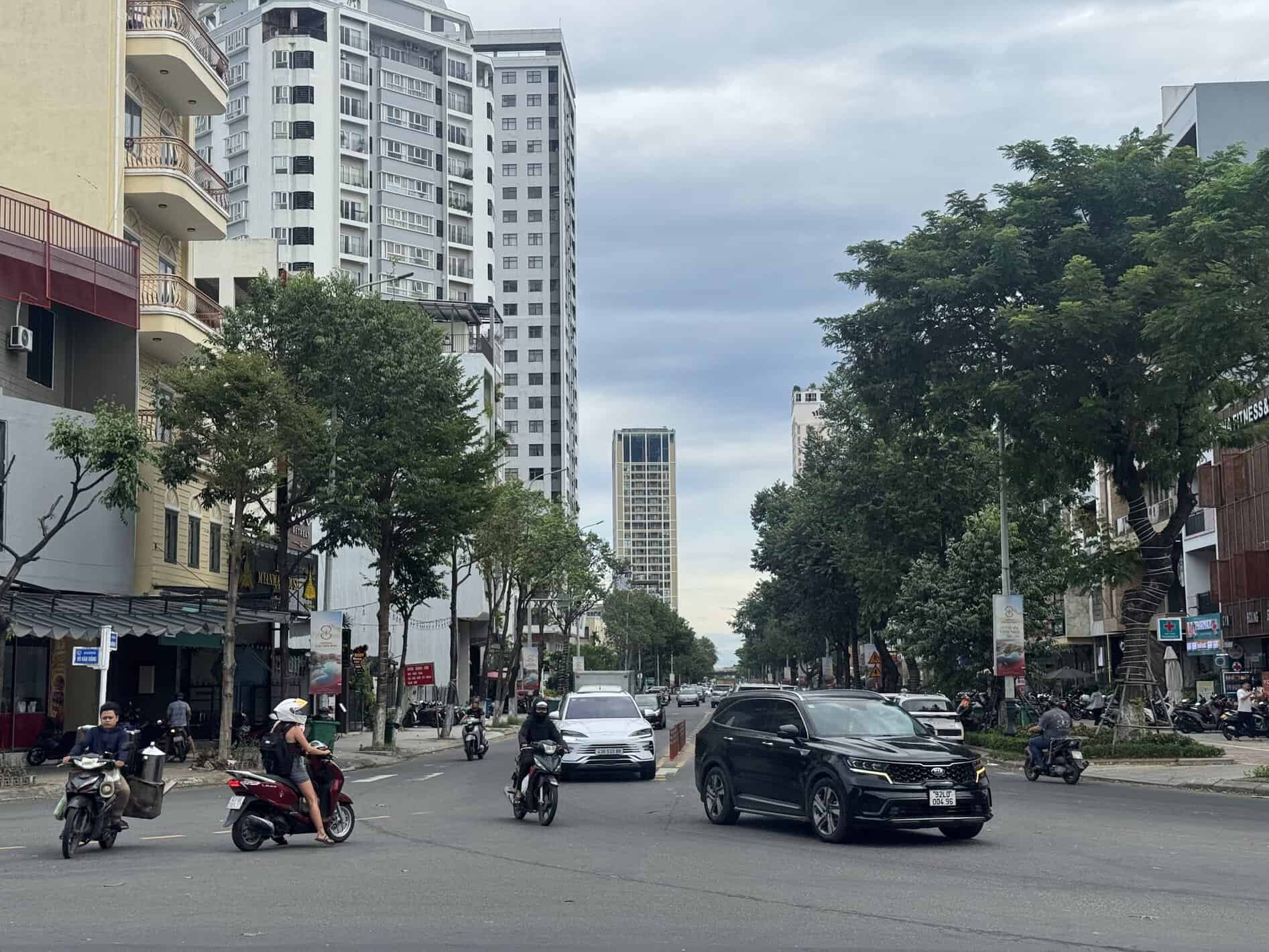 Tráfico de Da Nang: motos, coches y motocarros compartiendo calzada