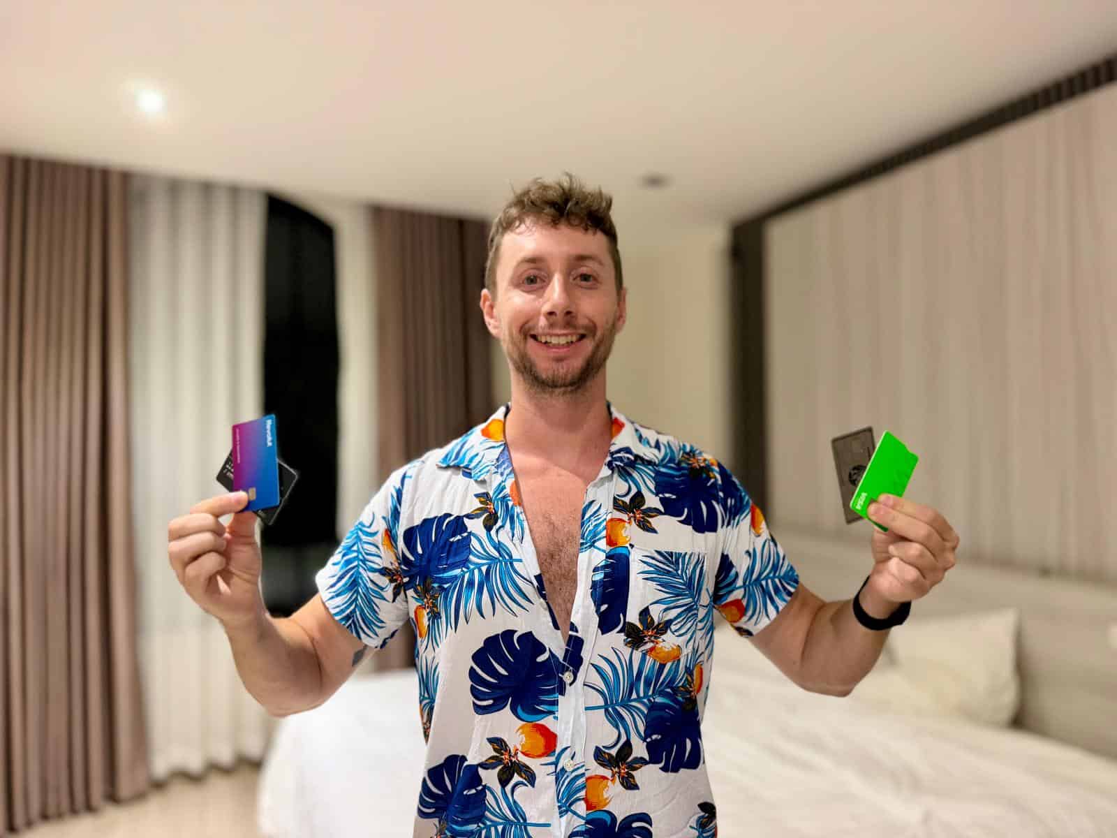 Javier Sobrino sujetando varias tarjetas de viaje, una Revolut y una Wise entre ellas