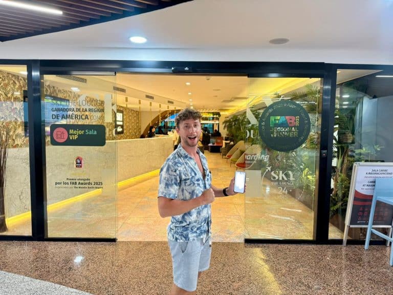 Javier Sobrino en la entrada de una sala VIP de aeropuerto, con el movil en la mano