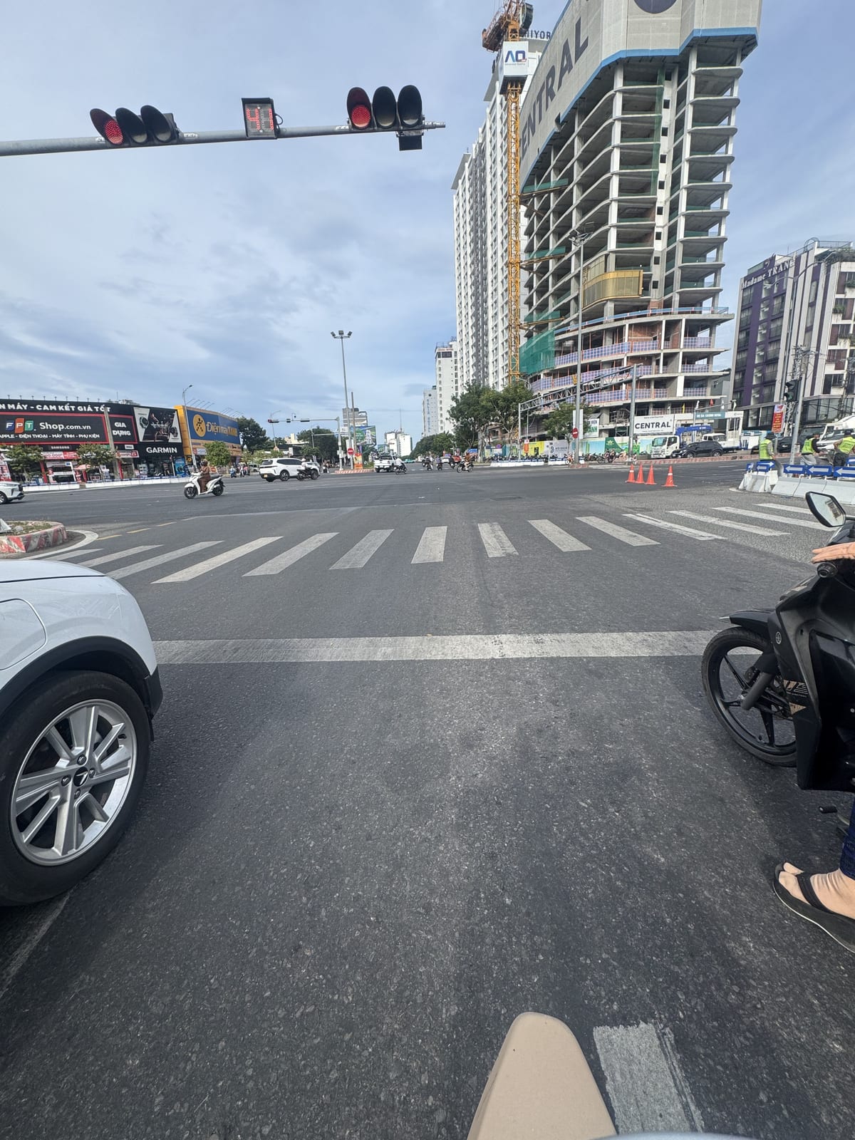 La avenida de Mỹ Khê vista desde la moto, con los bloques altos
