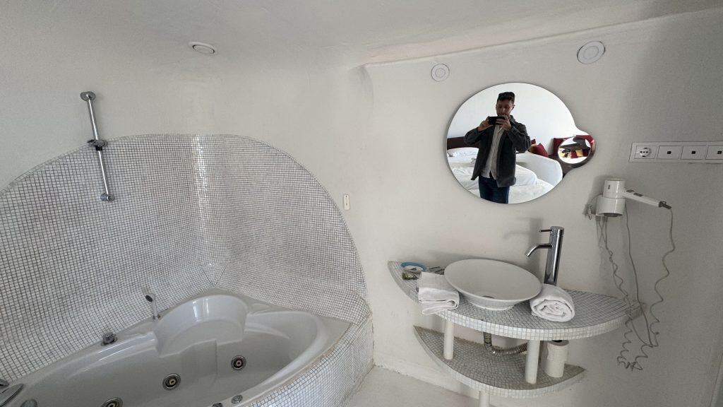Bañera de hidromasaje empotrada en el hueco de gresite de una cueva del Hotel Spa Las Nubes