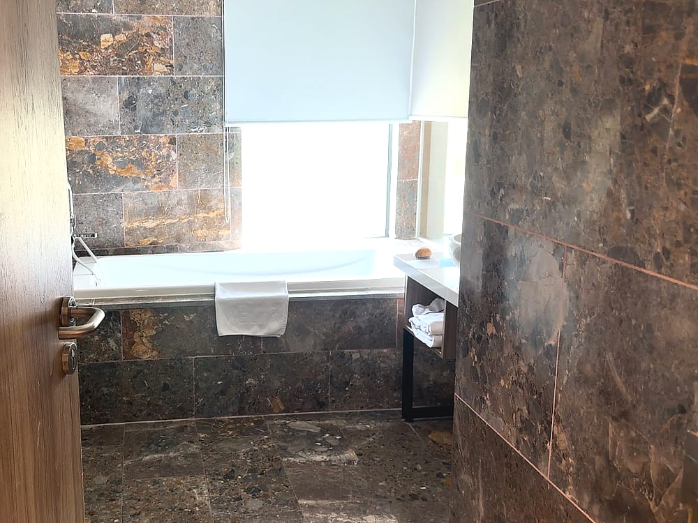 Bañera junto a la ventana en el baño del Meliá Danang