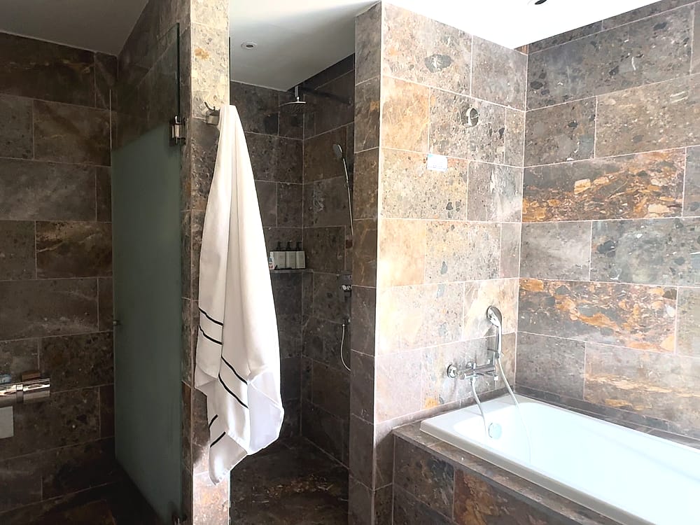 Baño de la habitación del Meliá Danang, con ducha y bañera