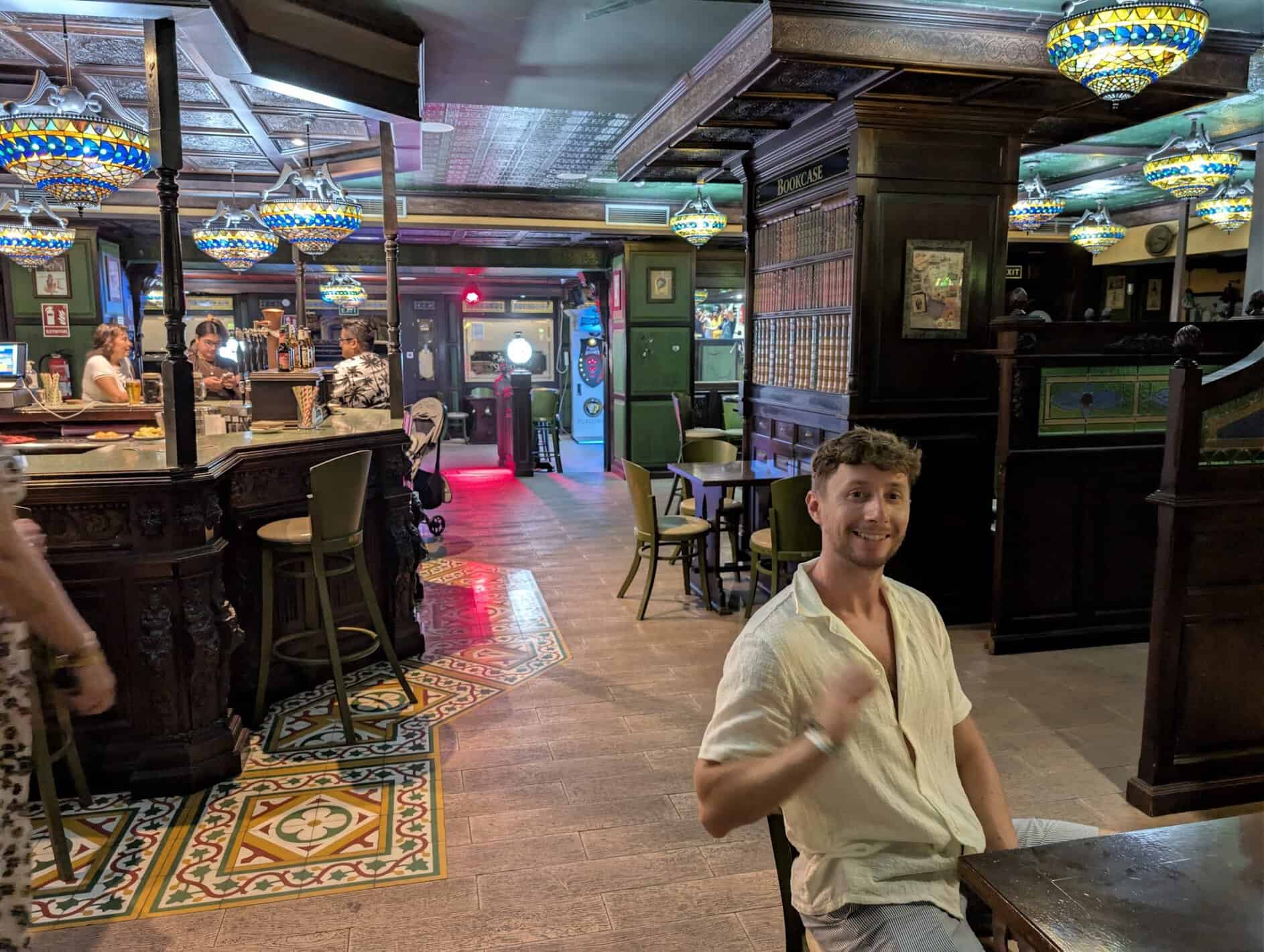 Bar temático inglés de Magic World, con las cervezas y las copas