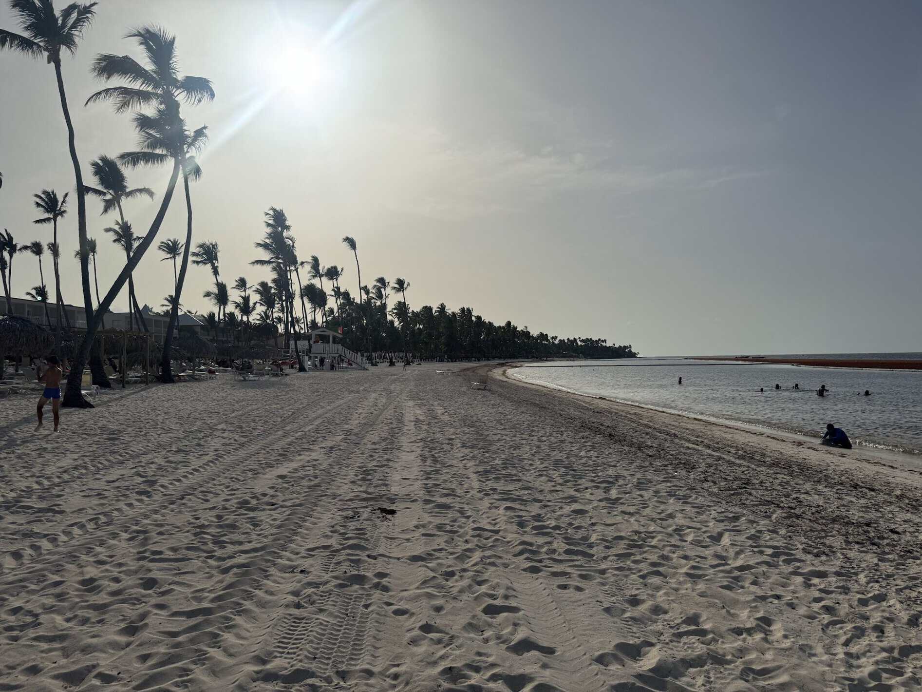 Playa de Cabeza de Toro junto al Sunscape Coco Punta Cana, con la barrera antisargazo en el agua