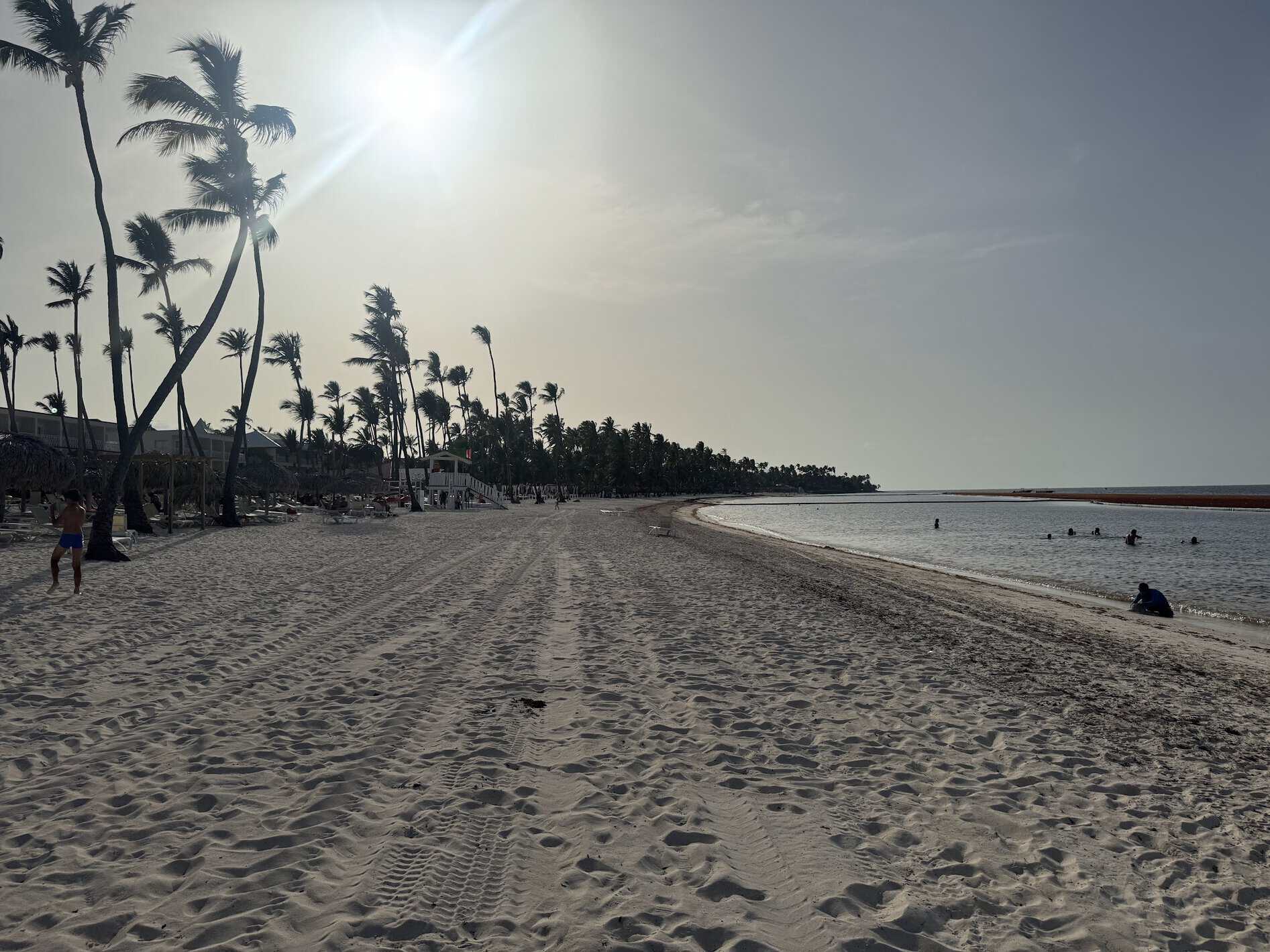 Agua marrón por microtrozos de sargazo en la playa del Sunscape Coco
