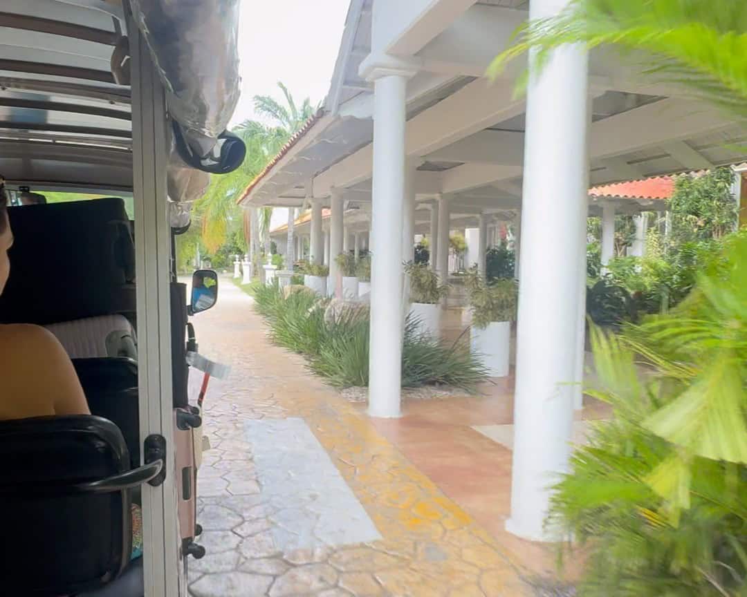 Camino interior de un resort de Punta Cana en julio