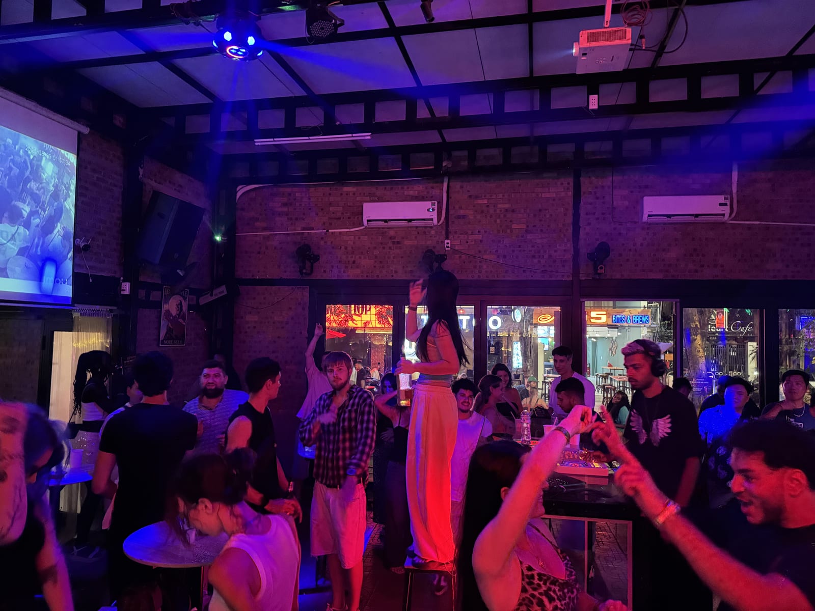 La calle de los bares de An Thượng de noche