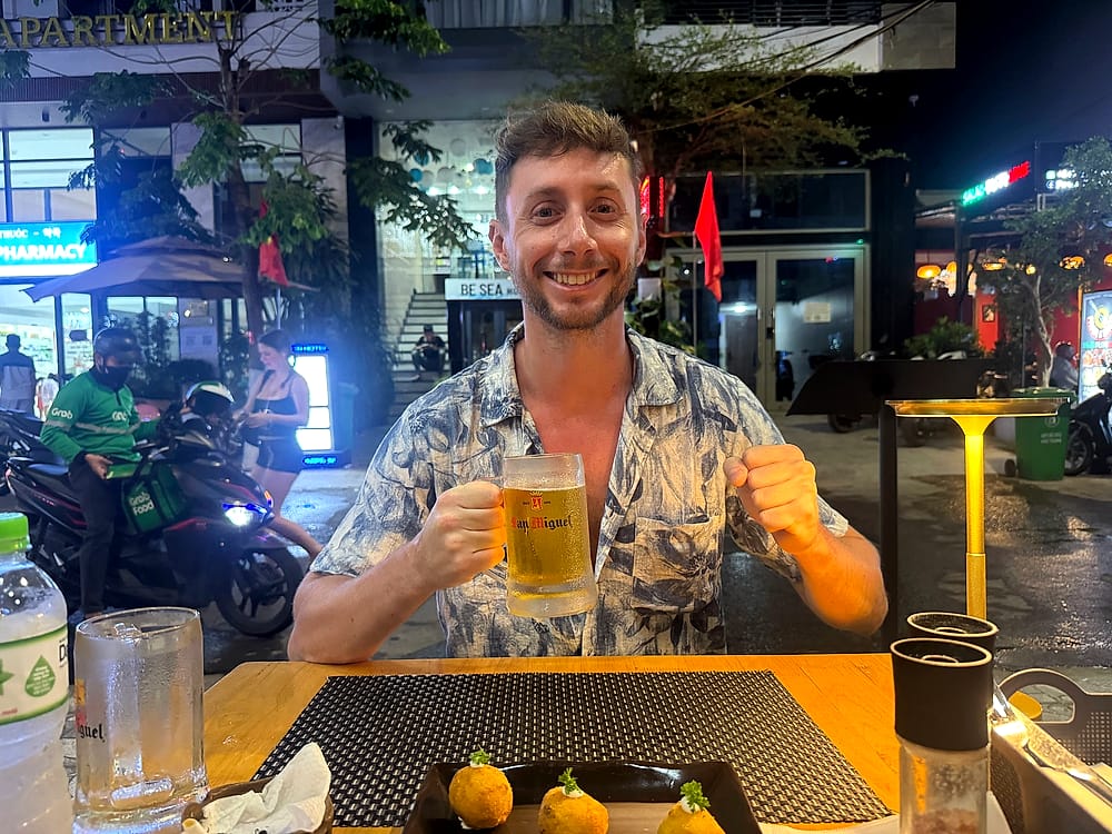 Javier Sobrino cenando en una calle de Da Nang, a quince minutos del Meliá Danang
