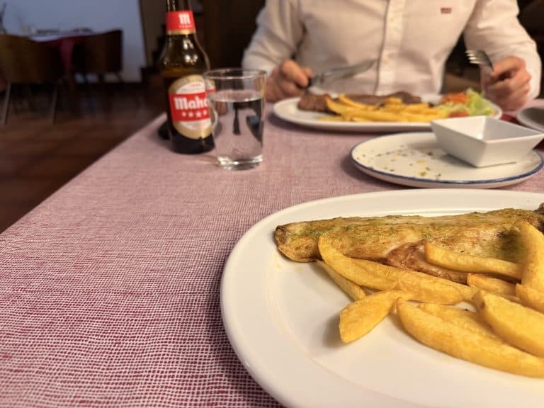 Plato de pescado con patatas fritas en la cena del Hotel Spa Las Nubes