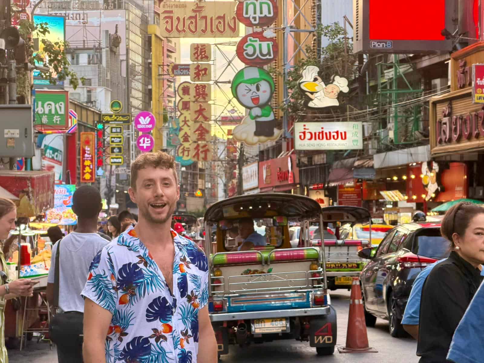 Javier en la avenida Yaowarat de Chinatown, entre neones y un tuk-tuk