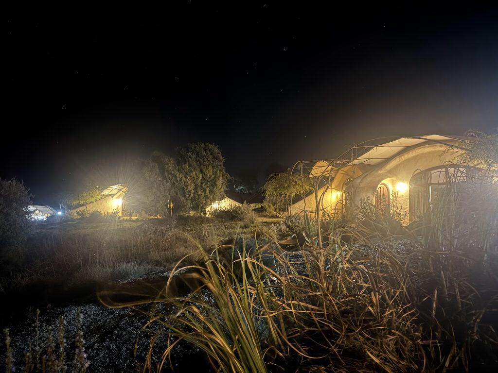 Cuevas bioclimáticas del Hotel Spa Las Nubes iluminadas de noche bajo el cielo estrellado