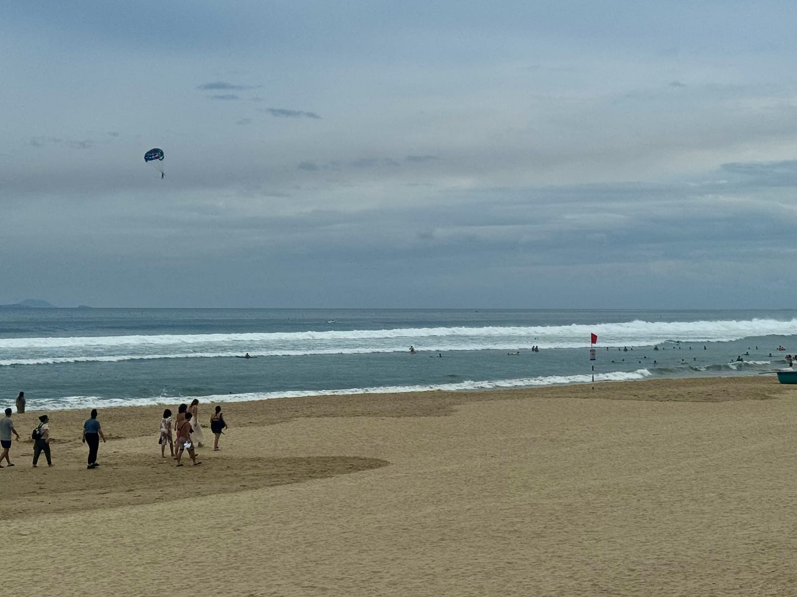 La playa de Da Nang vacía, sin socorrista y con las olas rompiendo
