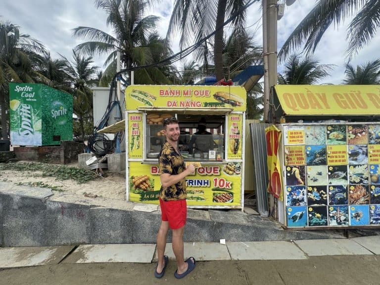 Javier Sobrino en un puesto callejero de bánh mì en la playa de Da Nang, Vietnam