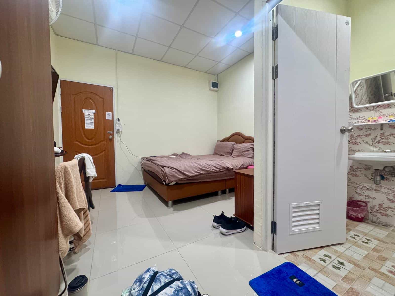 Habitación básica de un hotel de escala cerca del aeropuerto de Suvarnabhumi
