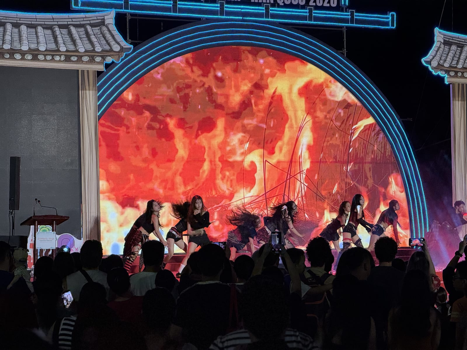 Competición de baile kpop en un escenario del paseo marítimo de Da Nang