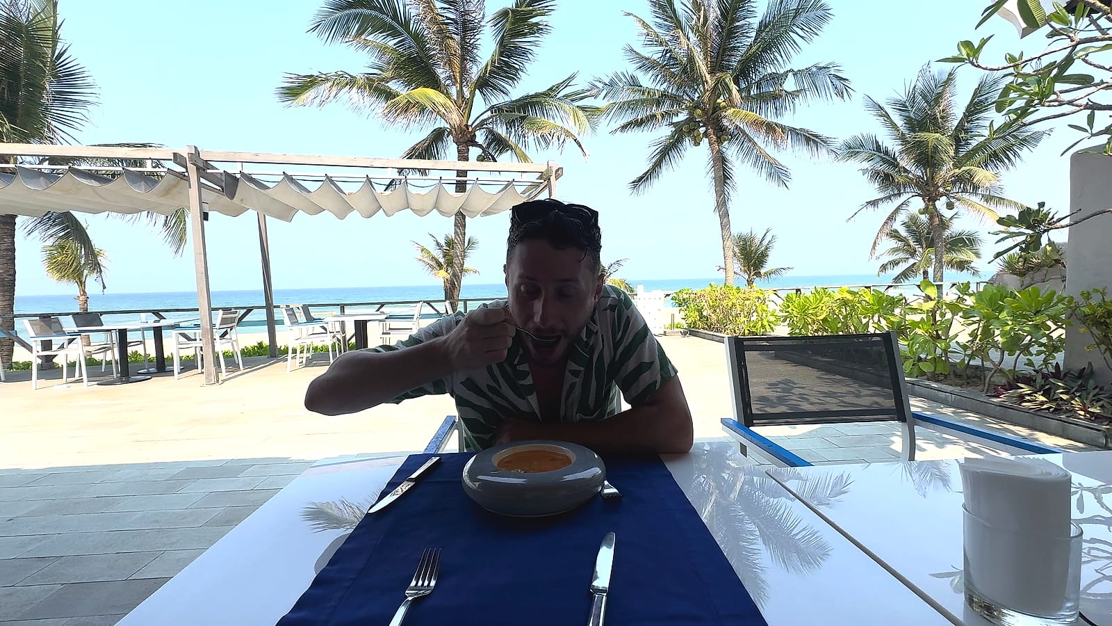 Javier Sobrino comiendo gazpacho en el restaurante del Meliá Danang