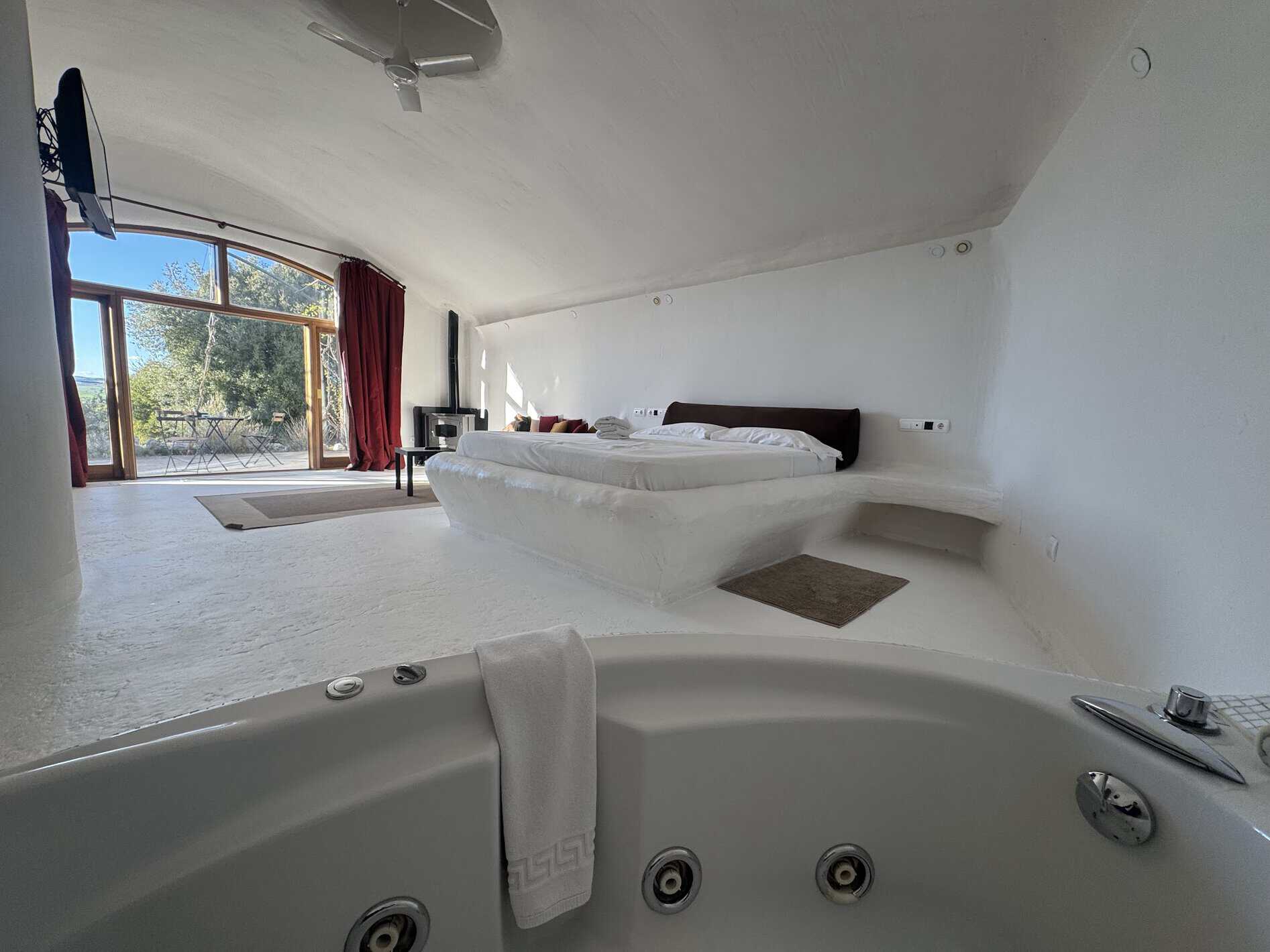 Interior de la cueva de Las Nubes, con la cama y la banera de hidromasaje al fondo
