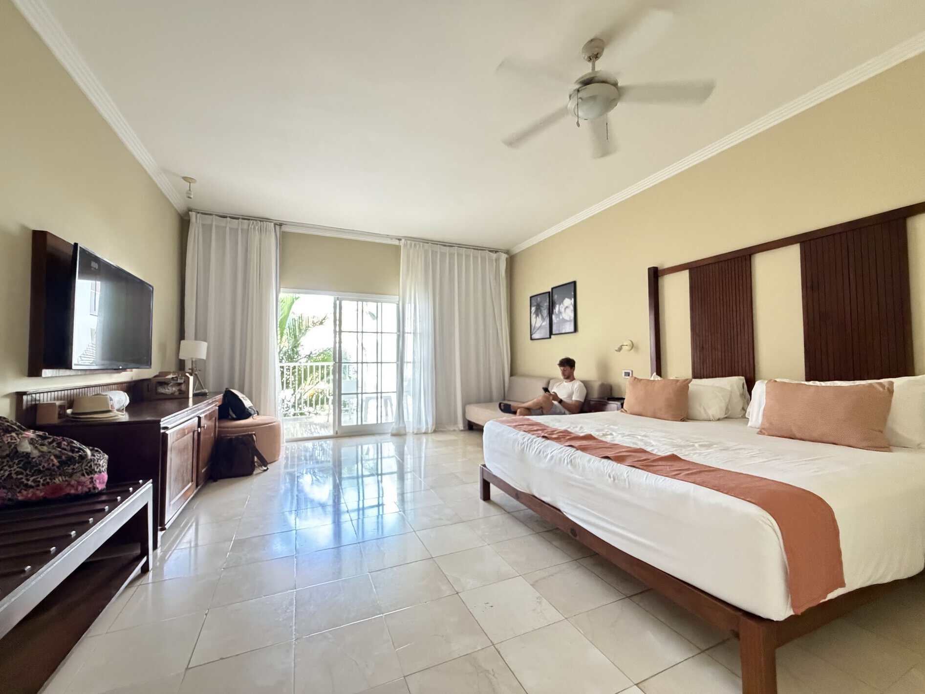 Habitación doble del Sunscape Coco, amplia pero con los muebles antiguos