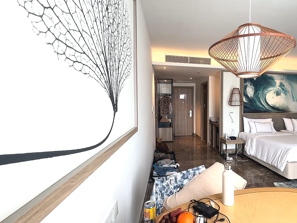 Habitación del Meliá Danang con lámpara de mimbre