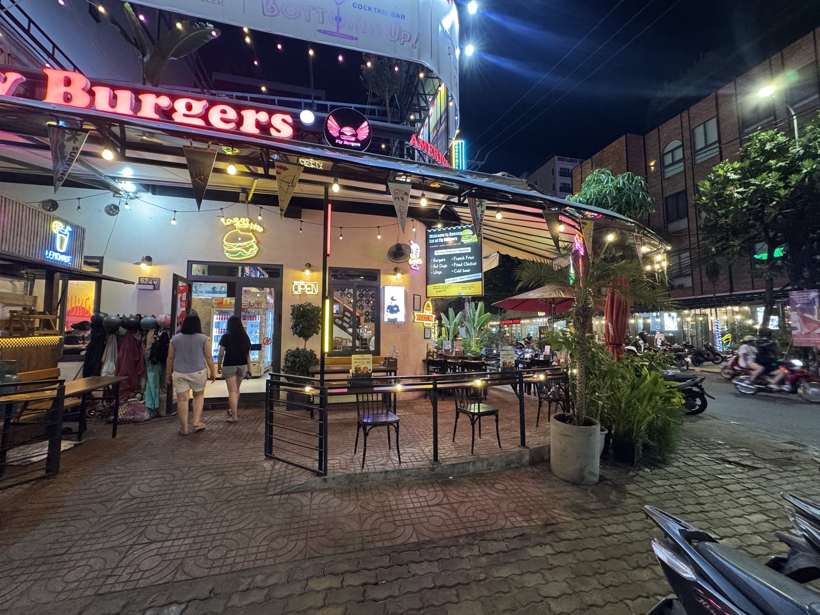 Hamburguesería iluminada de noche en la zona de An Thượng, Da Nang