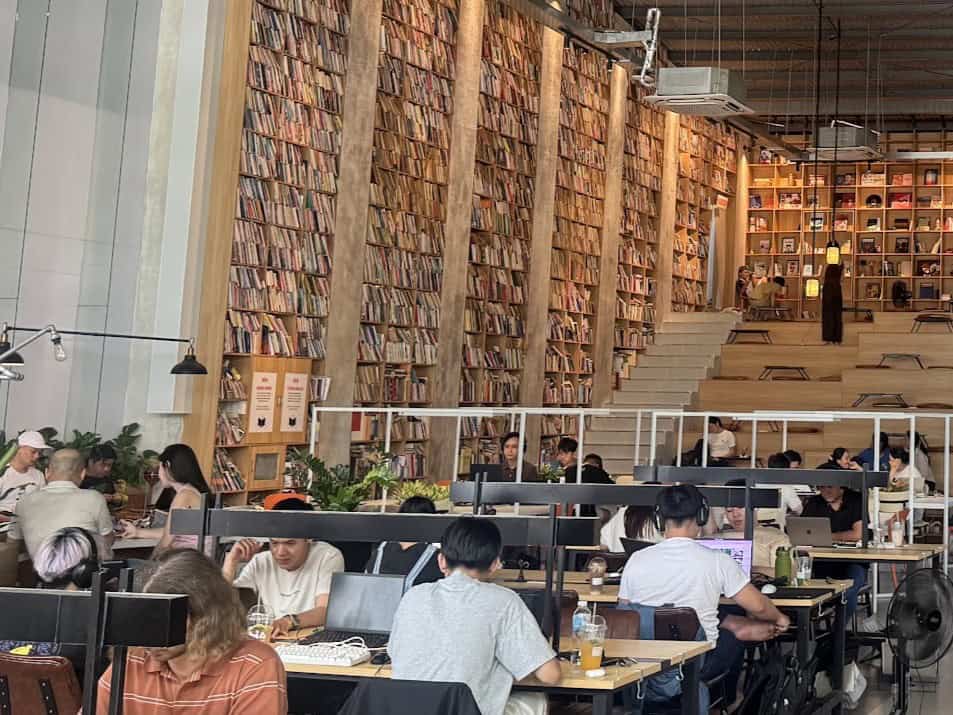 HI4 Coffee & Workspace en Da Nang, con las mesas largas de trabajo
