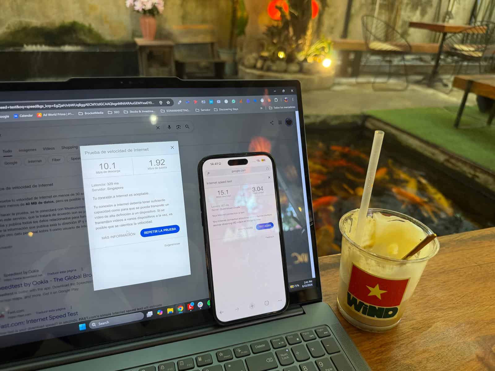 El portátil y un segundo móvil conectados a la vez a la eSIM de Holafly