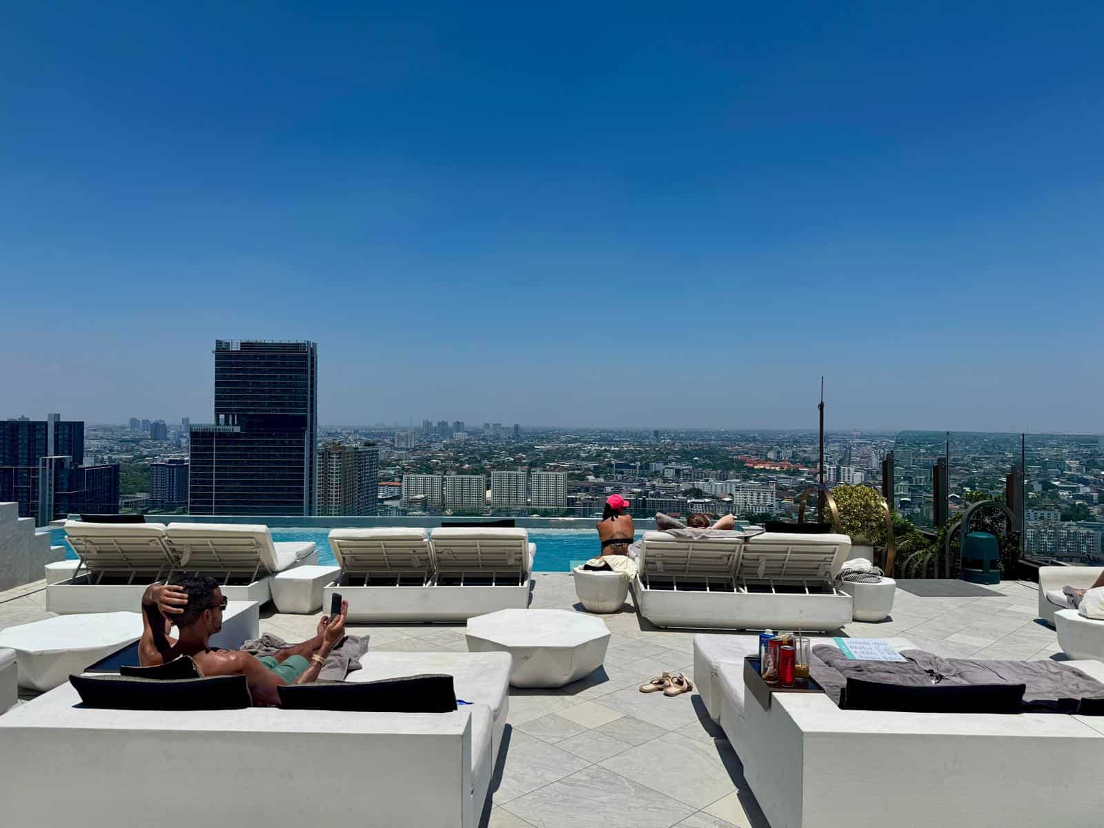 La piscina infinita de la azotea del INNSiDE by Meliá, con Bangkok al fondo