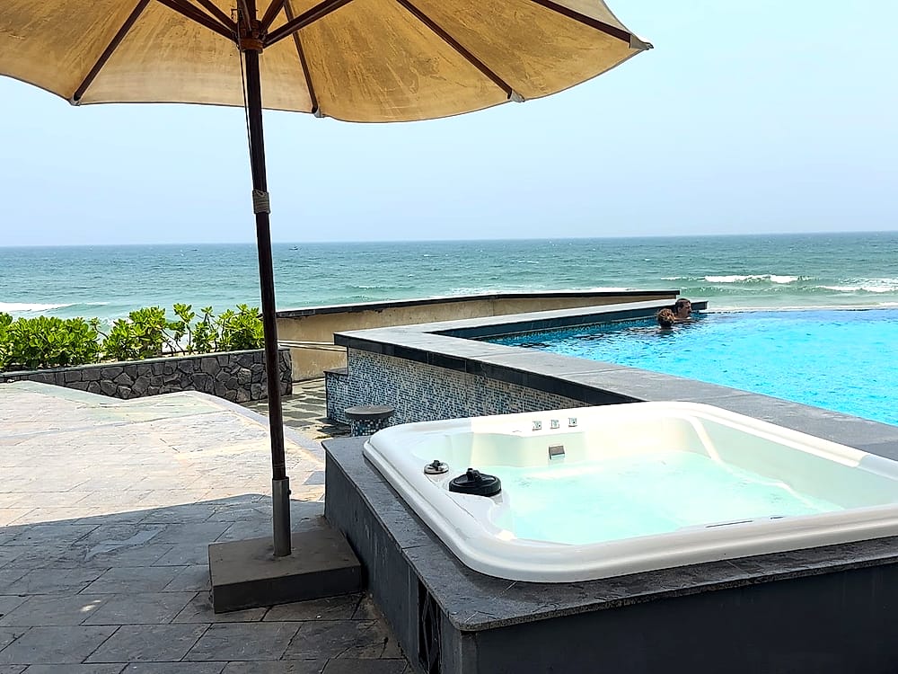 Jacuzzi junto a la piscina del Meliá Danang