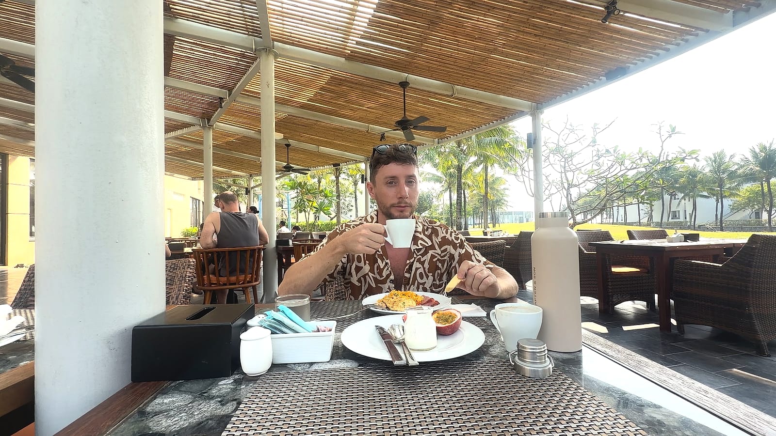 Javier Sobrino desayunando en la terraza del Meliá Danang