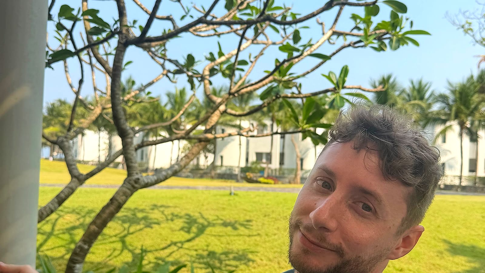 Javier Sobrino en los jardines del Meliá Danang