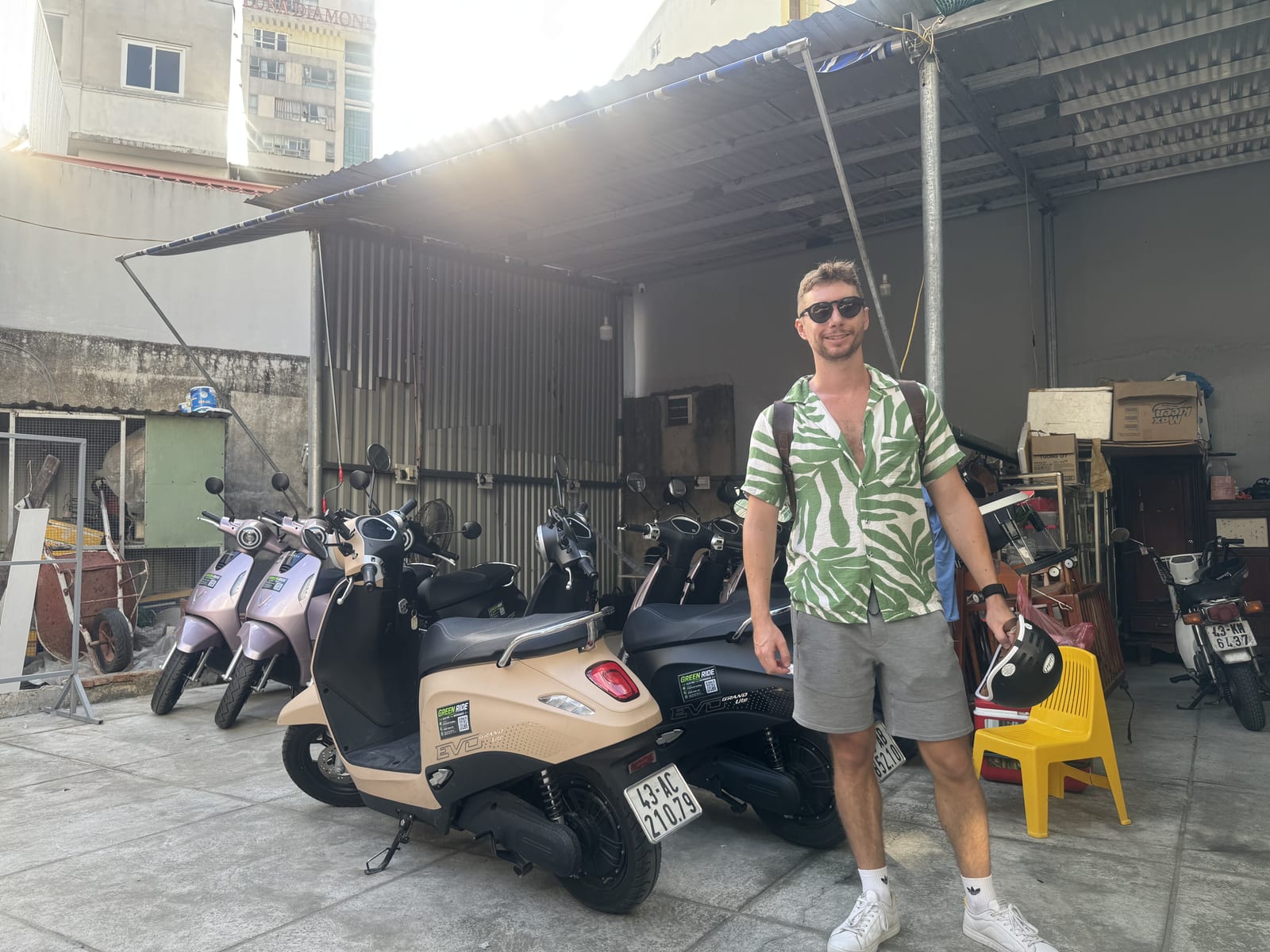 Javier Sobrino junto a su moto eléctrica de alquiler en Da Nang