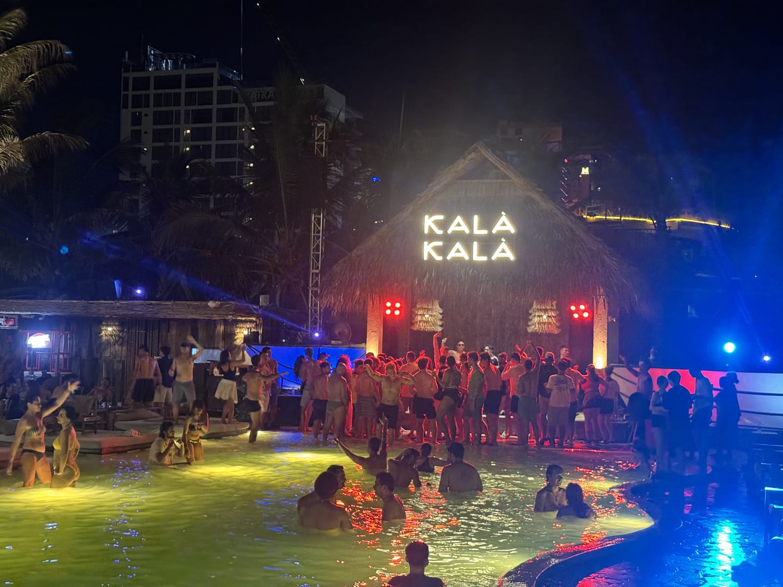 El beach club Kala Kala de Da Nang de noche, con la piscina llena de gente