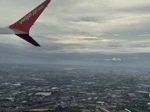 Ala de un avión de VietJet Air sobre una ciudad, vista desde la ventanilla