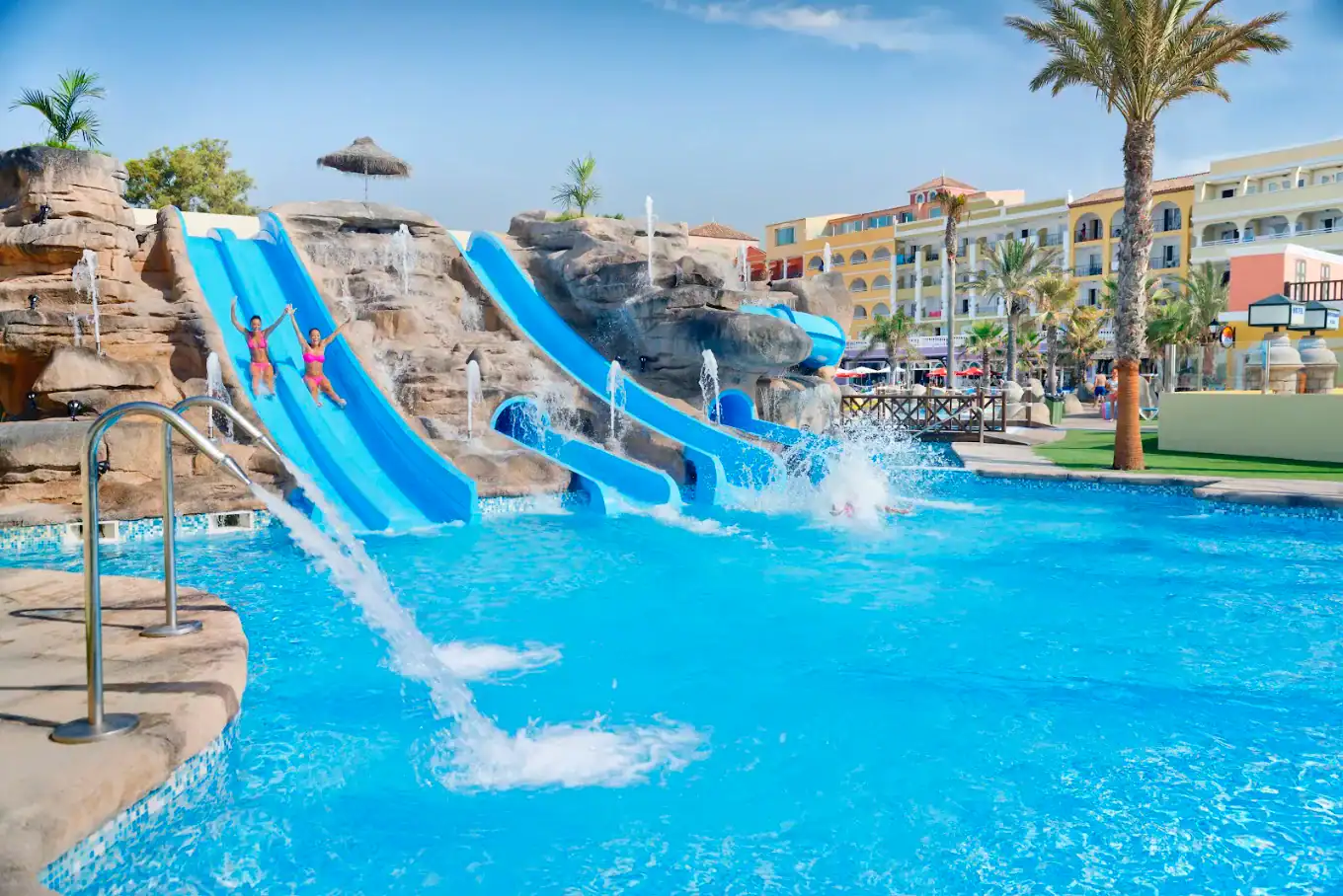 Zona de piscina del Mediterraneo Bay Hotel & Resort en Roquetas de Mar