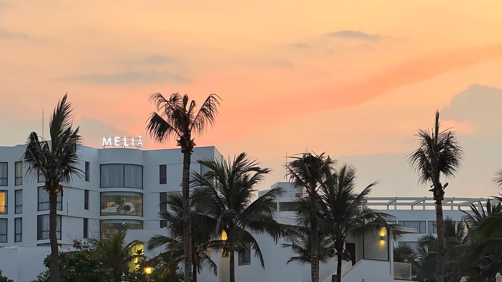 Exterior del Meliá Danang al atardecer