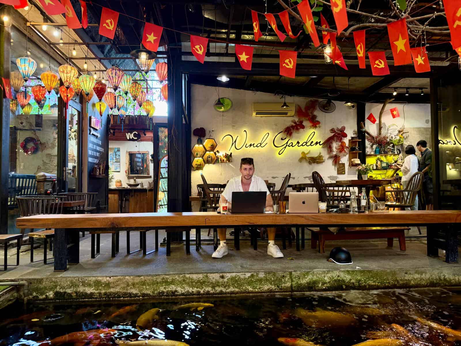 Javier trabajando con dos portátiles y la eSIM de Holafly en una cafetería de Da Nang