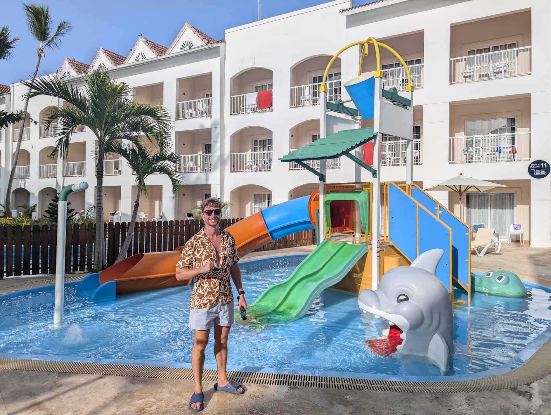 Zona de chapoteo con toboganes para niños pequeños del Sunscape Coco