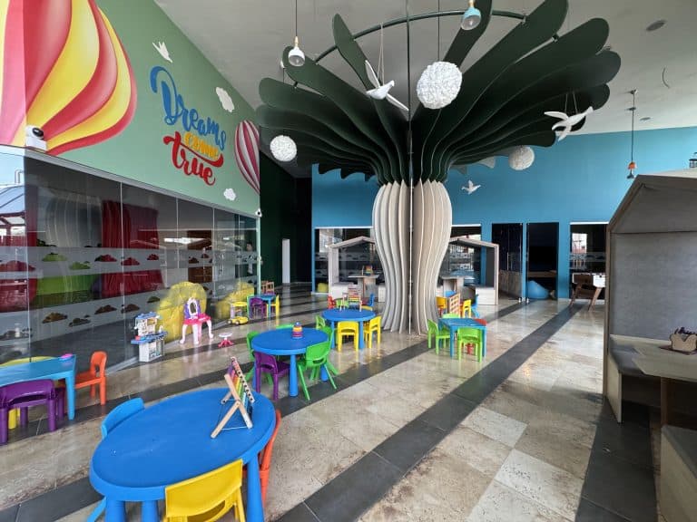 Interior del miniclub del Sunscape Coco Punta Cana, con mesas y decoración infantil