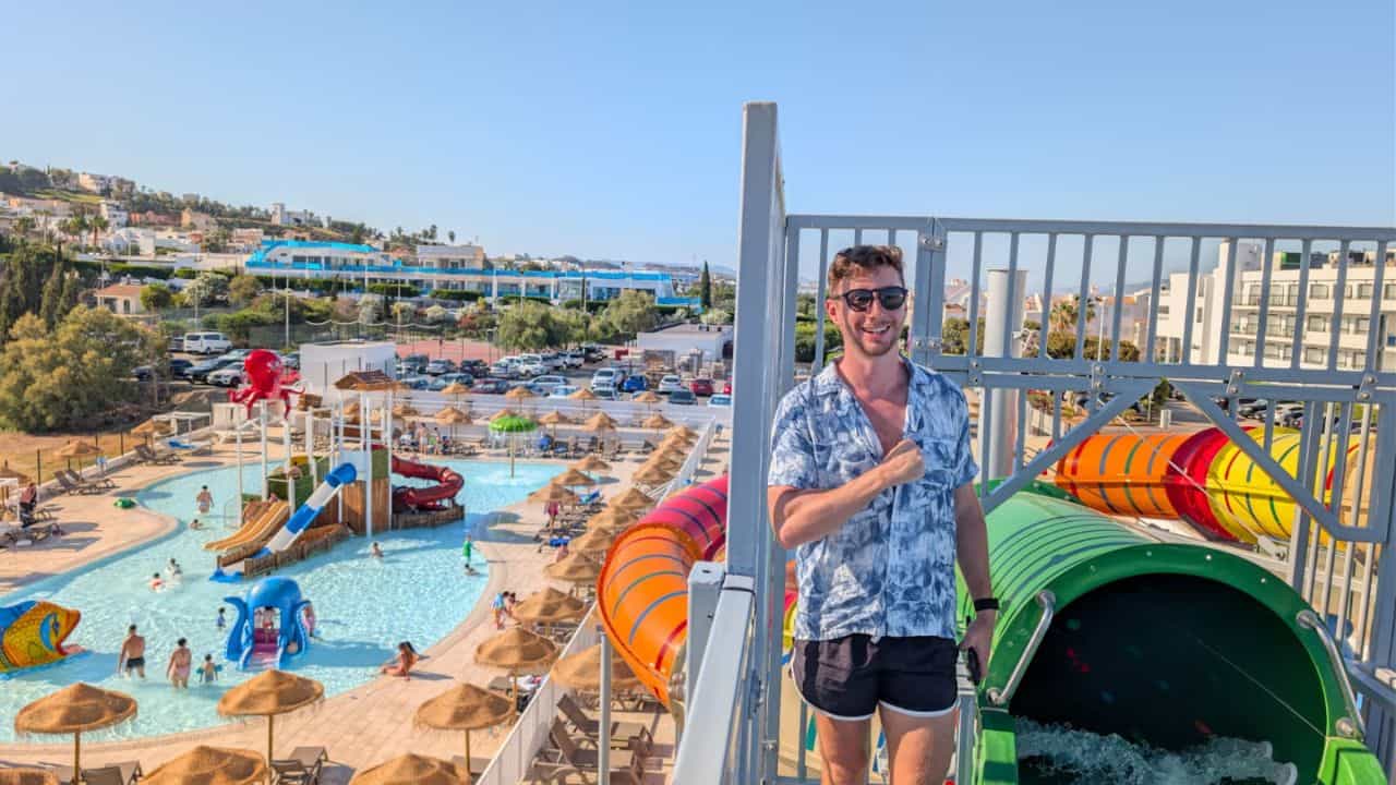 Hermanos de edades distintas en la piscina de un hotel