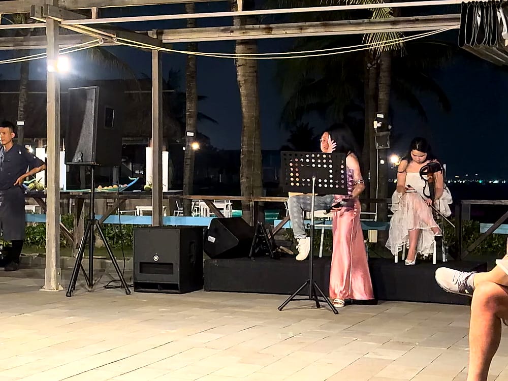 Música en directo junto a la piscina del Meliá Danang