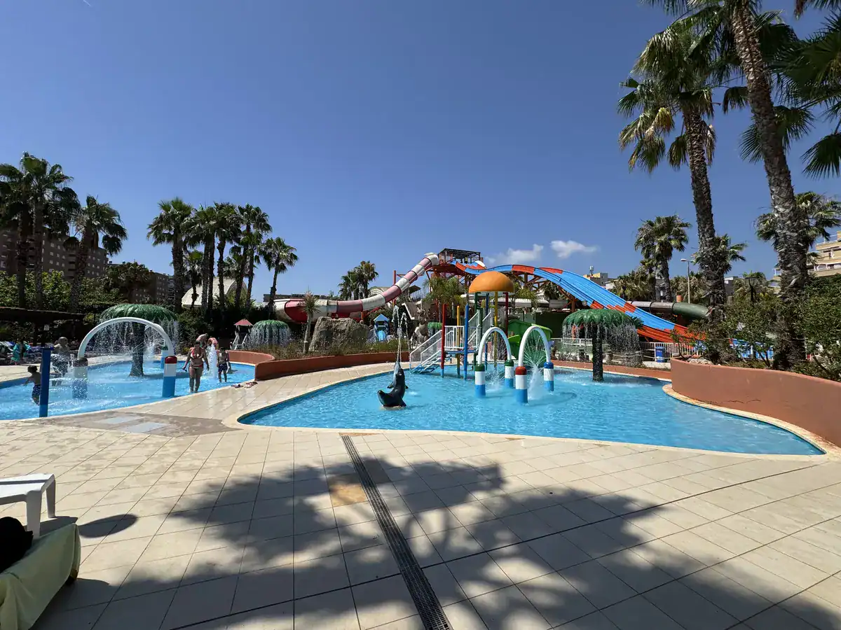 Parque acuático Polinesia de Magic World, con la zona de chapoteo y los toboganes al fondo