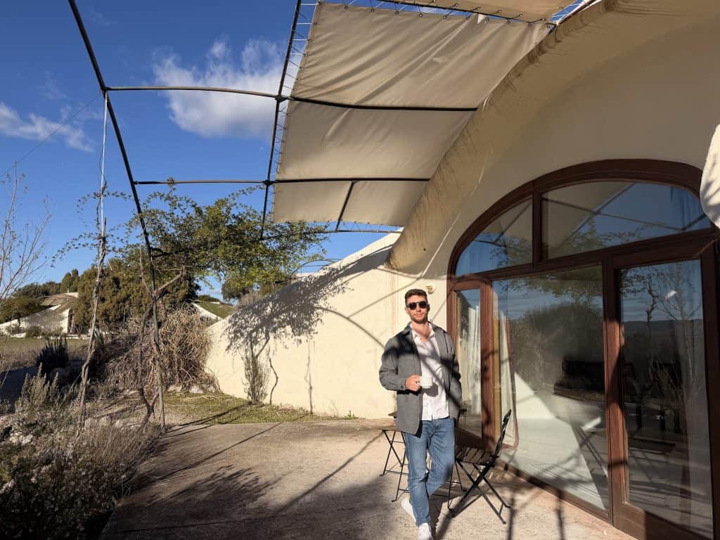 Exterior de una cueva bioclimática del Hotel Spa Las Nubes con la puerta de arco y la vela de sombra