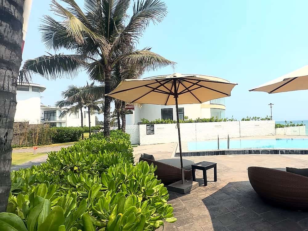 Piscina del Meliá Danang con sombrillas y tumbonas