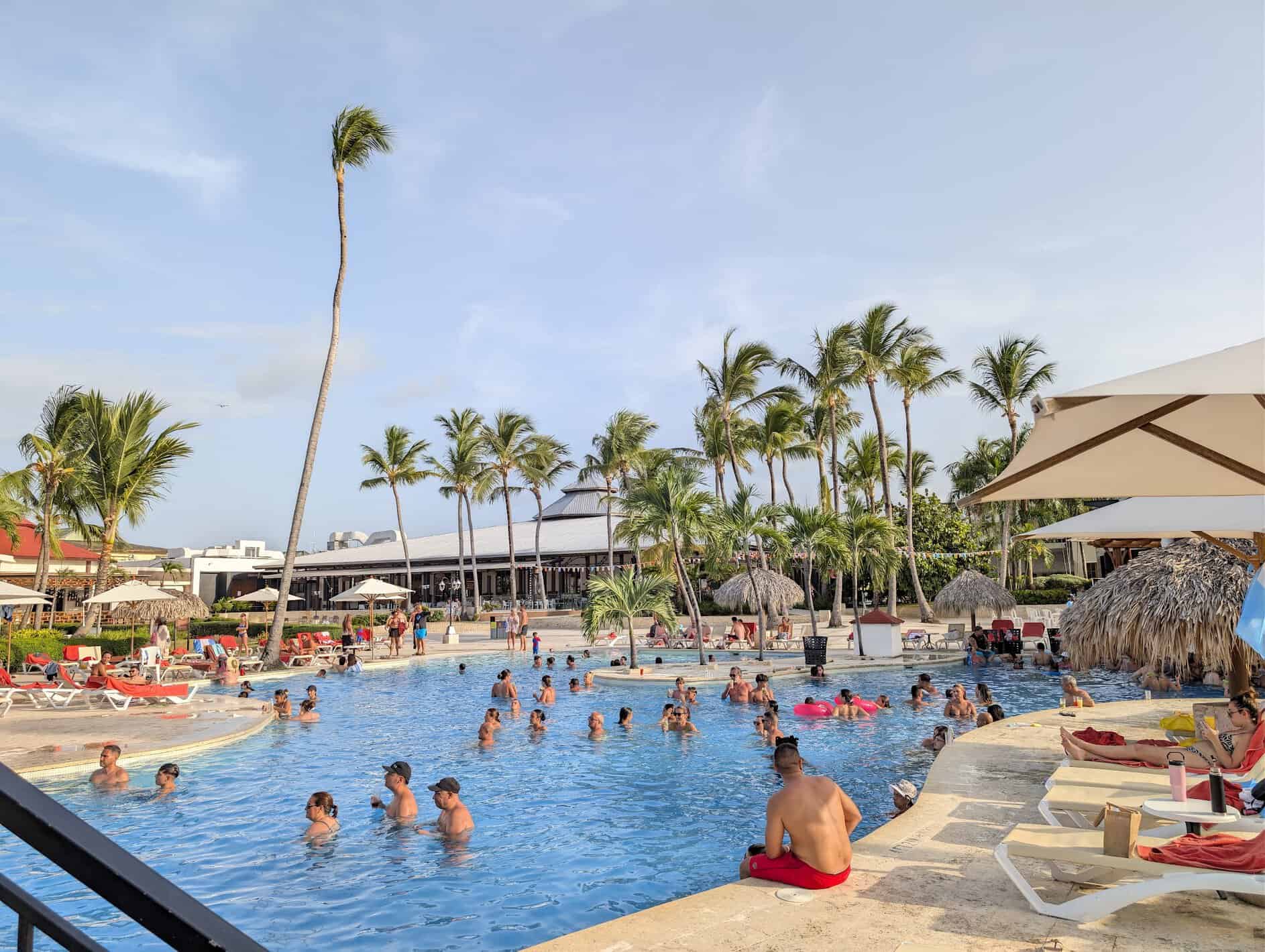 La piscina principal del Sunscape Coco, llena de gente por la tarde