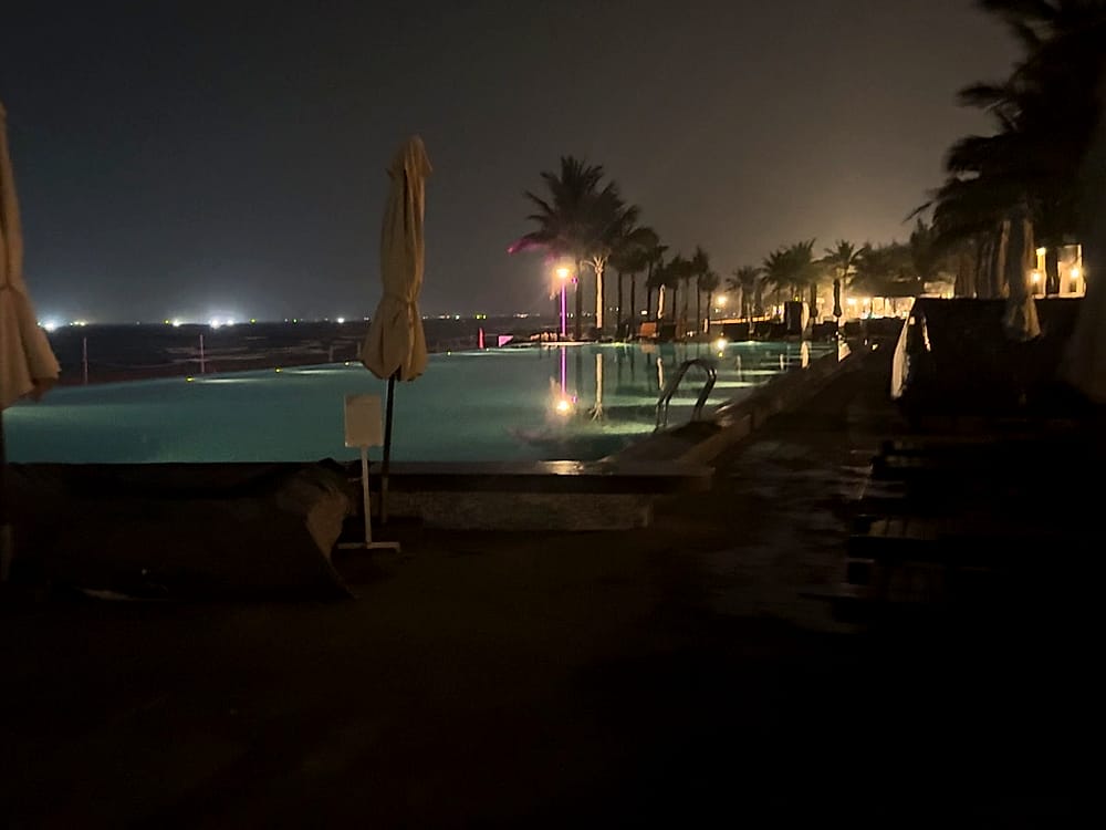 Las piscinas del Meliá Danang de noche