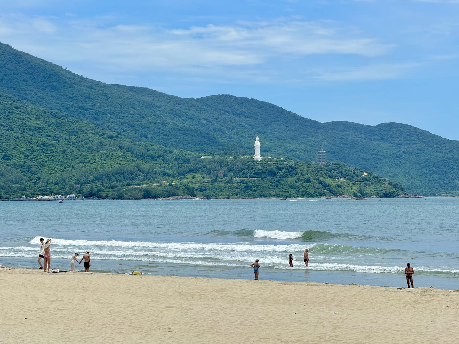 Playa de Da Nang con la península de Sơn Trà y la estatua de Lady Buddha al fondo